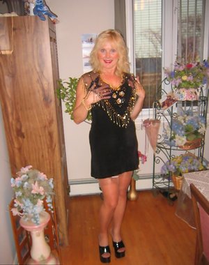 TAC Amateurs offers a xxx picture gallery with Ruth in blowjob sex scene