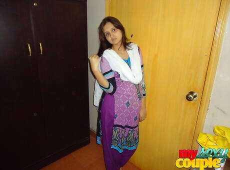 My Sexy Couple pleased to share with you a free xxx photo gallery with Divya Yogesh xxx gallery 223108